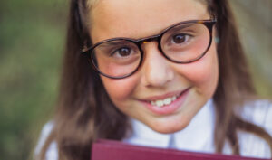 Cuidemos los ojos de los niños contra la Miopía durante las vacaciones.